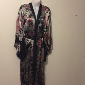Cacique floral silk jacquard robe